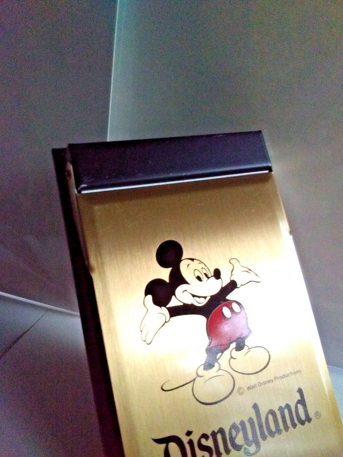 MICKEY MOUSE WALT DISNEYLAND DESK MEMO PAD GOLD COVER/BLACK BASE SUPER UBER NICE